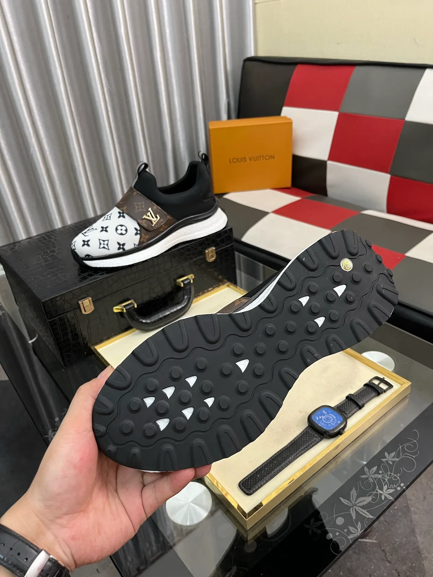 Men's shoes💰458⌚️⌚️"LOUI* VUITTO*" latest popular men's casual shoes ✔️This model is made of original breathable fly woven fabric, super shiny in real life⚡️ Fashionable and versatile, the toe last shape is firm and full, the soles are made from LV original mold and can be put in and out at will. It is light and comfortable for the foot~Purely handmade, details determine the quality! Size:38-442️⃣Colors available